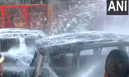 Prayagraj में दो वाहनों में लगी आग, किसी के हताहत होने की खबर नहीं Prayagraj में दो वाहनों में लगी आग, किसी के हताहत होने की खबर नहीं