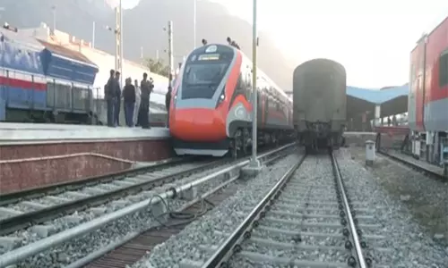 भारतीय रेलवे ने माता वैष्णो देवी स्टेशन से Srinagar तक पहली वंदे भारत ट्रेन का ट्रायल रन किया भारतीय रेलवे ने माता वैष्णो देवी स्टेशन से Srinagar तक पहली वंदे भारत ट्रेन का ट्रायल रन किया