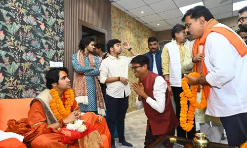 मंत्री ओपी चौधरी ने धीरेंद्र शास्त्री से आशीर्वाद लिया