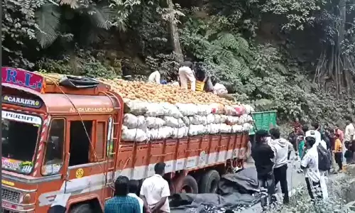 नादुकनी दर्रे पर लॉरी पलटी: भारी ट्रैफिक जाम