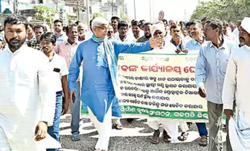 Odisha: अनाज खरीदी में कार्रवाई न किए जाने से नाराज, किसान सड़कों पर उतर आए Odisha: अनाज खरीदी में कार्रवाई न किए जाने से नाराज, किसान सड़कों पर उतर आए
