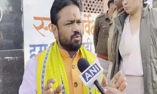 Delhi जाते समय हिंदू सेना के राष्ट्रीय अध्यक्ष विष्णु गुप्ता पर बदमाशों ने किया हमला Delhi जाते समय हिंदू सेना के राष्ट्रीय अध्यक्ष विष्णु गुप्ता पर बदमाशों ने किया हमला