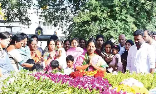Andhra: परितला रवि को उनकी पुण्यतिथि पर याद किया गया