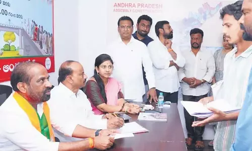 Andhra: मंत्री सत्य कुमार यादव ने वराधी में जन शिकायतों को संबोधित किया Andhra: मंत्री सत्य कुमार यादव ने वराधी में जन शिकायतों को संबोधित किया