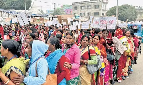 Odisha: मिशन शक्ति के कार्यकर्ताओं ने सरकार की पुनर्गठन योजना का विरोध किया Odisha: मिशन शक्ति के कार्यकर्ताओं ने सरकार की पुनर्गठन योजना का विरोध किया