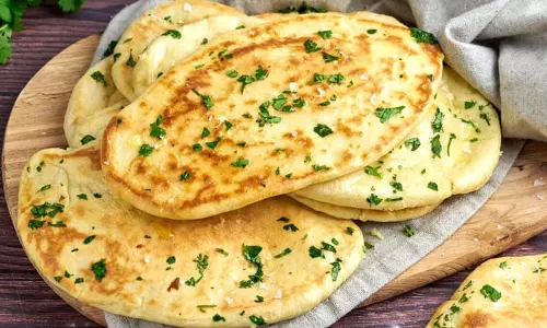 Garlic Naan: घर पर बनाये   होटल जैसी डिश