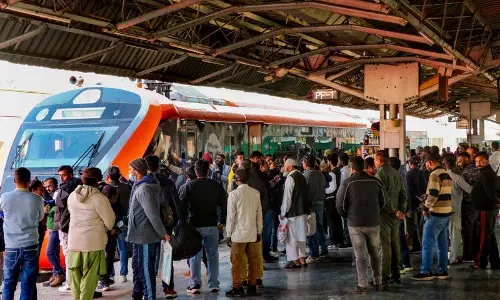 कश्मीर के लिए विशेष रूप से तैयार की गई वंदे भारत ट्रेन Jammu पहुंची