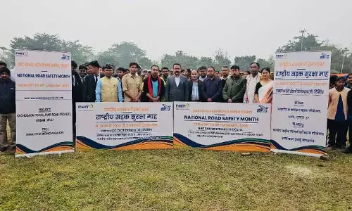 Assam : चिरांग जिले के परेड ग्राउंड में सड़क सुरक्षा पर नाटक का प्रदर्शन