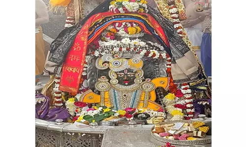 Ujjain: कृष्ण स्वरूप में सजे महाकाल, हाथों में मुरली मस्तक पर दिखा वैष्णव तिलक Ujjain: कृष्ण स्वरूप में सजे महाकाल, हाथों में मुरली मस्तक पर दिखा वैष्णव तिलक