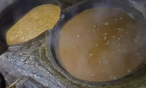 गुड़ में मिलावट, पत्थर पाउडर मिलाने का आरोप