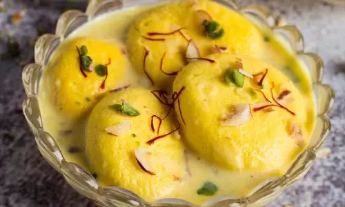 Rasmalai Recipe: मीठा खाने के हैं शौकीन तो घर पर खास विधि से बनाएं रसमलाई