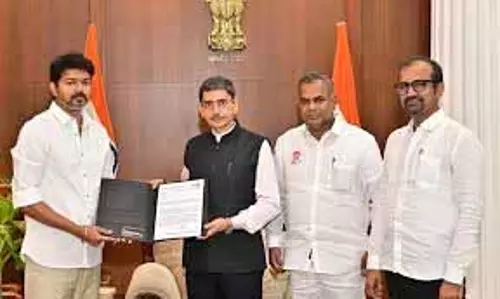राज्यपाल ने टीवीके विजय को गणतंत्र दिवस की चाय पार्टी में आमंत्रित किया राज्यपाल ने टीवीके विजय को गणतंत्र दिवस की चाय पार्टी में आमंत्रित किया