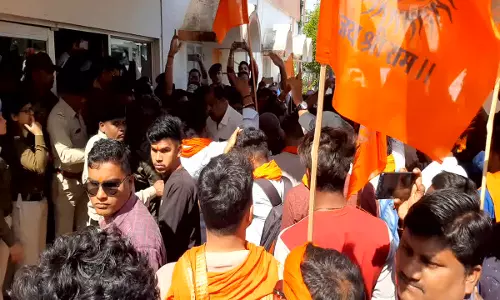 Damoh: गौ तस्करी के विरोध में  बजरंग दल के कार्यकर्ताओं ने किया विरोध प्रदर्शन