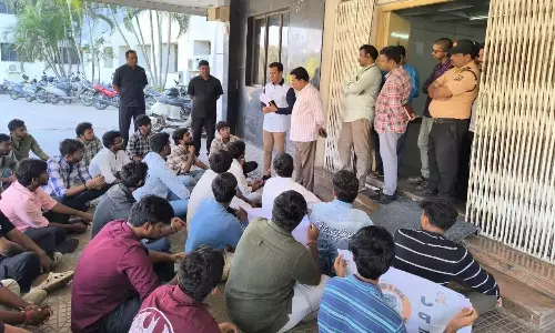 JNTU-हैदराबाद में छात्रों ने भ्रष्टाचार के खिलाफ प्रदर्शन किया JNTU-हैदराबाद में छात्रों ने भ्रष्टाचार के खिलाफ प्रदर्शन किया