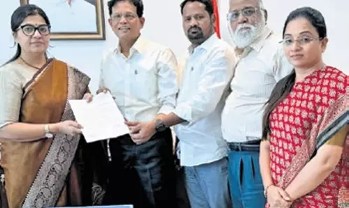 Telangana शिक्षा आयोग ने निजी स्कूलों में फीस सीमा पर मसौदा विधेयक पेश किया