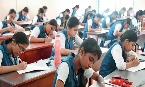 Kerala सरकार ने परीक्षा हॉल में निरीक्षकों के लिए