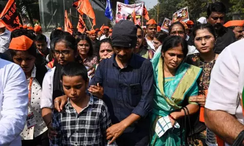 संतोष देशमुख के लिए न्याय के लिए मुंबई में हाहाकार, बहन फूट-फूट कर रोई संतोष देशमुख के लिए न्याय के लिए मुंबई में हाहाकार, बहन फूट-फूट कर रोई