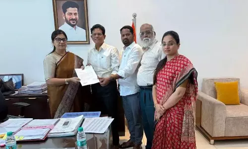 Telangana: आयोग ने स्कूल फीस विनियमन पर मसौदा विधेयक प्रस्तुत किया Telangana: आयोग ने स्कूल फीस विनियमन पर मसौदा विधेयक प्रस्तुत किया