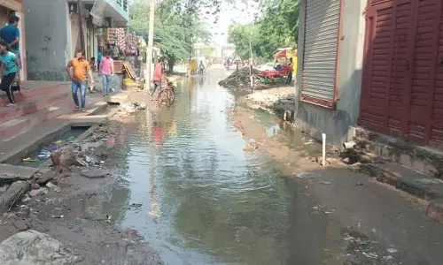 Gaziabad: इंदिरापुरम के कई गलियों में सीवर का पानी भरा
