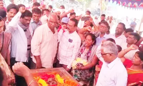 ससुर ने किया नक्सली कमांडर रहे दामाद का अंतिम संस्कार ससुर ने किया नक्सली कमांडर रहे दामाद का अंतिम संस्कार