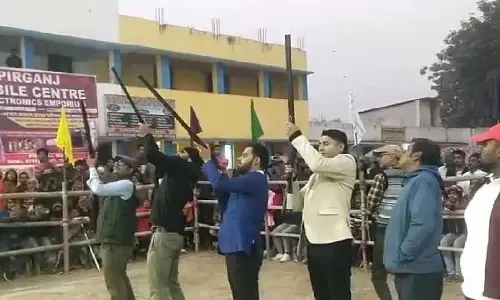 Malda में टूर्नामेंट की शुरुआत के लिए हवा में फायरिंग, पुलिस ने हथियार जब्त कर मामला दर्ज किया