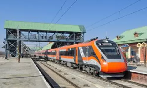 कटरा से Srinagar तक वंदे भारत का पहला ट्रायल रन सफलतापूर्वक सम्पन्न हुआ कटरा से Srinagar तक वंदे भारत का पहला ट्रायल रन सफलतापूर्वक सम्पन्न हुआ