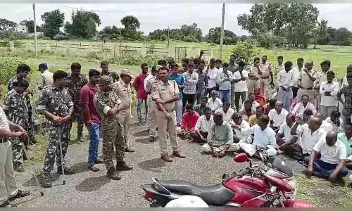 Bhongir कलेक्ट्रेट में किसानों को प्रदर्शन की अनुमति नहीं मिलने से तनाव की स्थिति Bhongir कलेक्ट्रेट में किसानों को प्रदर्शन की अनुमति नहीं मिलने से तनाव की स्थिति