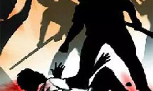 Shahjahanpur: प्रधान अध्यापक ने शिक्षिका के पति छेड़छाड़ के आरोपी को पीटा Shahjahanpur: प्रधान अध्यापक ने शिक्षिका के पति छेड़छाड़ के आरोपी को पीटा