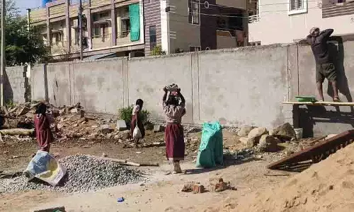Sangareddy: शिक्षकों ने प्राथमिक विद्यालय के छात्रों को मध्याह्न भोजन की थाली में बजरी ढोने को कहा