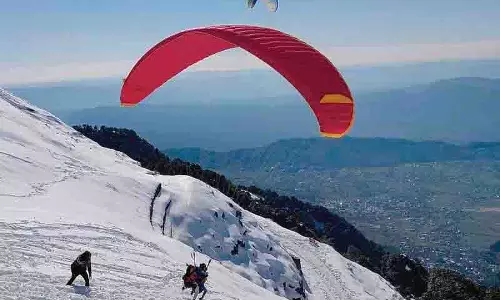 Dhauladhar में पैराग्लाइडिंग दुर्घटना में 4 बाल-बाल बचे Dhauladhar में पैराग्लाइडिंग दुर्घटना में 4 बाल-बाल बचे