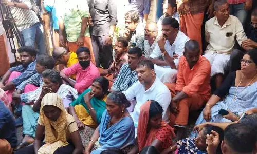 Kerala : वायनाड बेस कैंप पर गुस्साई भीड़ ने बाघ को मारने की मांग Kerala : वायनाड बेस कैंप पर गुस्साई भीड़ ने बाघ को मारने की मांग