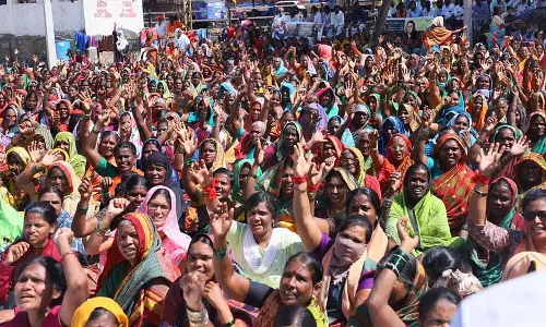 Karnataka में 3,000 महिलाओं ने शिक्षा-कुपोषण के मुद्दे पर धरना शुरू किया