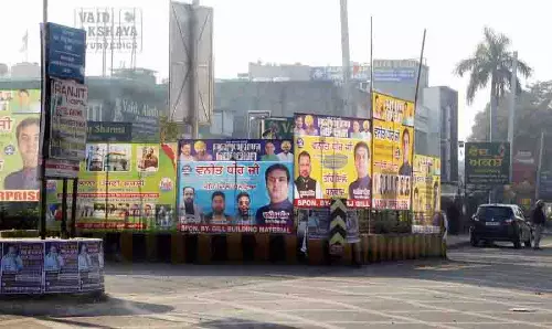 Mayor के होर्डिंग्स ने शहीद की प्रतिमा को रोका Mayor के होर्डिंग्स ने शहीद की प्रतिमा को रोका