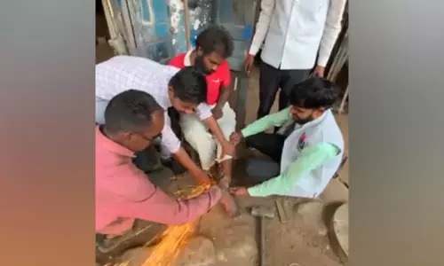 Indore: मानसिक रूप से बीमार व्यक्ति को जंजीरों से मुक्त कराया गया, मानसिक अस्पताल में भर्ती Indore: मानसिक रूप से बीमार व्यक्ति को जंजीरों से मुक्त कराया गया, मानसिक अस्पताल में भर्ती
