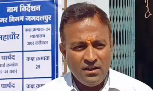 महापौर प्रत्याशी 20 हजार सिक्के लेकर पहुंचा नामांकन खरीदने