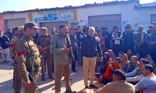 Jammu: नाबालिग लड़की के अपहरण-बलात्कार के मामले में पुलिस के खिलाफ प्रदर्शन