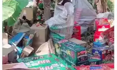 माला में पटाखे बांधते समय हुआ विस्फोट: दो लोग जल गये माला में पटाखे बांधते समय हुआ विस्फोट: दो लोग जल गये