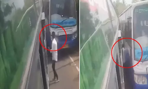 दो बसों के बीच फँसने के बाद चमत्कारिक ढंग से बचा शख्स, देखें VIDEO
