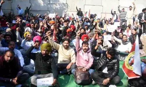 Ludhiana: पावरकॉम यूनियन ने कर्मचारी की बर्खास्तगी के खिलाफ किया प्रदर्शन