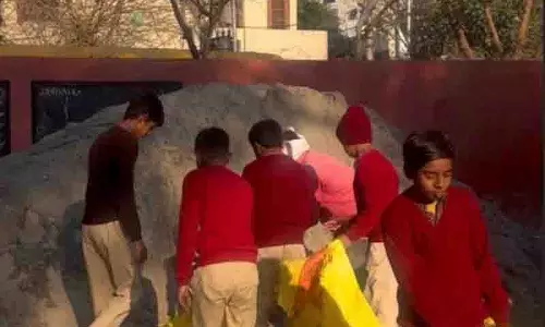 Jawahar Nagar कैंप स्कूल में छात्रों से रेत ढोने को कहा गया Jawahar Nagar कैंप स्कूल में छात्रों से रेत ढोने को कहा गया