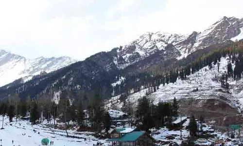 बर्फबारी कम हुई, Manali कार्निवल में शीतकालीन खेल स्थगित बर्फबारी कम हुई, Manali कार्निवल में शीतकालीन खेल स्थगित