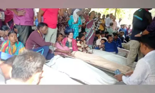 विस्फोट में खोए बेटे को वापस बुलाने के लिए पुकारते-पुकारते पिता बेहोश विस्फोट में खोए बेटे को वापस बुलाने के लिए पुकारते-पुकारते पिता बेहोश