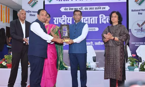 छत्तीसगढ़: निर्वाचन कार्यों में उत्कृष्ट योगदान देने वाले अधिकारी-कर्मचारी हुए सम्मानित