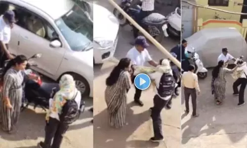 VIDEO: पहले कान के नीचे मारा और फिर नीचे गिरा दिया, दिनदहाड़े युवती की पिटाई VIDEO: पहले कान के नीचे मारा और फिर नीचे गिरा दिया, दिनदहाड़े युवती की पिटाई