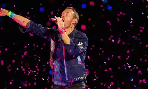 Coldplay के फैंस अहमदाबाद के नरेंद्र मोदी स्टेडियम में बड़ी संख्या में पहुंचे