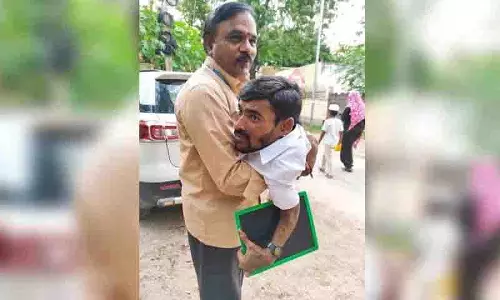 Arekapudi Raghu को दिव्यांगों की मदद करने में उत्कृष्टता के लिए राज्यपाल का पुरस्कार मिला