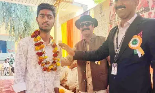 प्रधानाचार्य और पूर्व सरपंच द्वारा युवा मोर्चा जिलाध्यक्ष Arjun, तहसील अध्यक्ष Kamal को किया गया सम्मानित