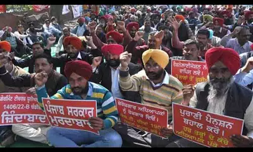 Chandigarh: प्रतिनियुक्ति पर आए कर्मचारियों ने किया विरोध प्रदर्शन Chandigarh: प्रतिनियुक्ति पर आए कर्मचारियों ने किया विरोध प्रदर्शन