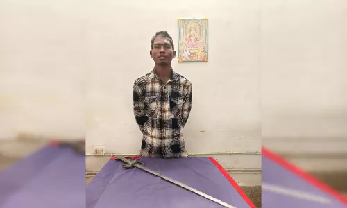 Raipur: रायपुर में तलवार के साथ बदमाश गिरफ्तार Raipur: रायपुर में तलवार के साथ बदमाश गिरफ्तार