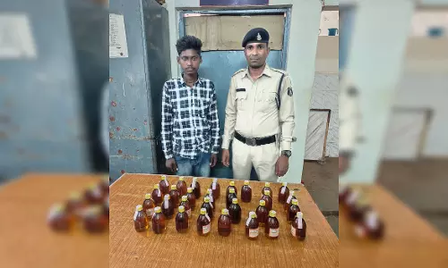 शराब लेकर जा रहा युवक पकड़ाया, रायपुर पुलिस की कार्रवाई शराब लेकर जा रहा युवक पकड़ाया, रायपुर पुलिस की कार्रवाई